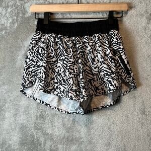 Lululemon Medium Rise Tracker Shorts Size 6‎ Brushed Animal White Black